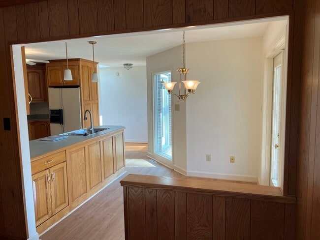 Building Photo - 303 Lake Pointe Dr