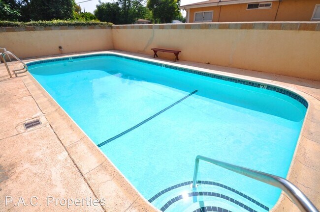 Building Photo - 1 br, 1 bath Apartment - 19425 Haynes Stre...