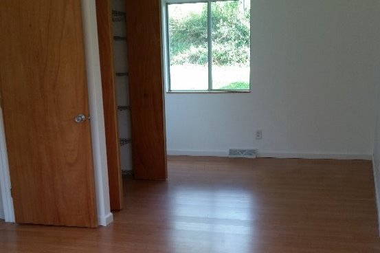 amplio dormitorio principal - 1573 Bridge Run Rd