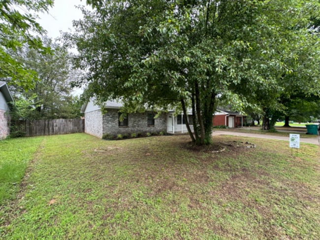 Building Photo - 1423 N Oswego Ave