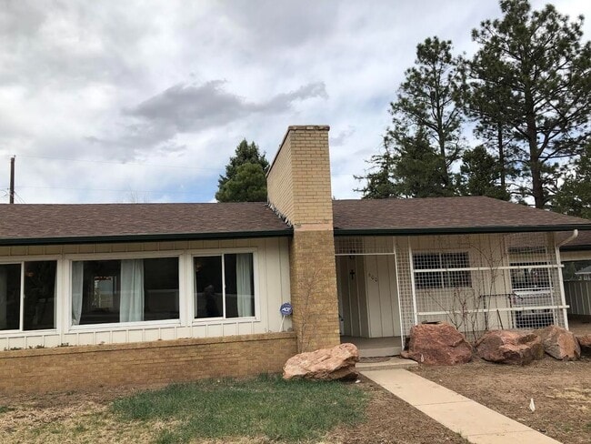 Charming 4 Bd, 2 Ba, Ranch Home in D-12 School District, close to Downtown, Trails and Ft. Carson - Charming 4 Bd, 2 Ba, Ranch Home in D-12 School District, close to Downtown, Trails and Ft. Carson