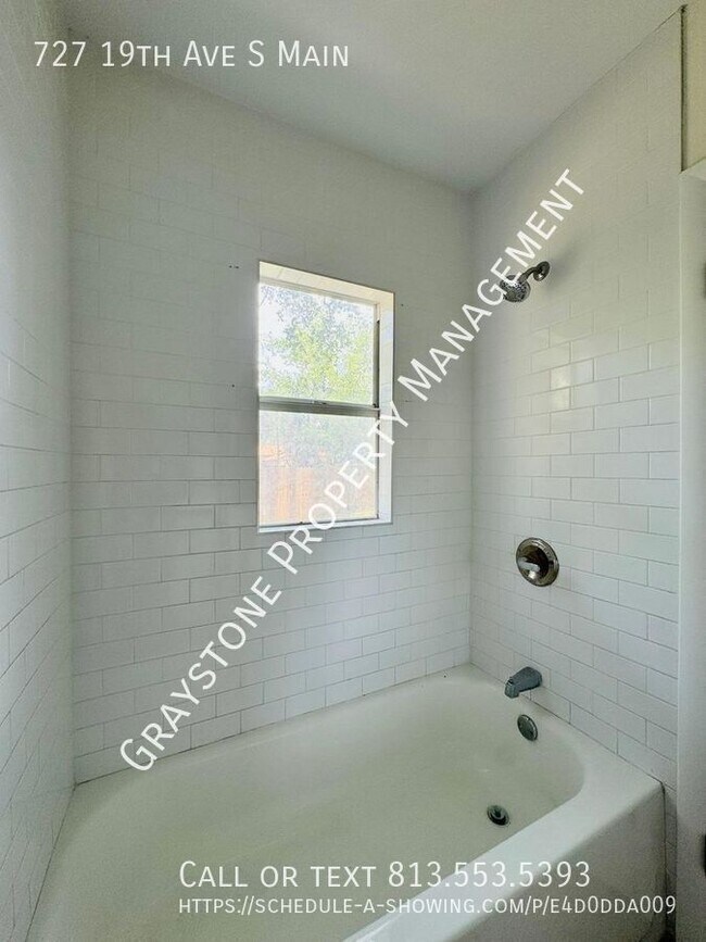 Building Photo - The most beautiful St.Pete 3bed/1bath prop...