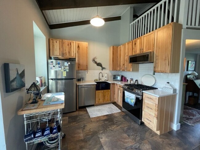 Building Photo - Beautiful & Completely Remodeled 2 Bedroom...
