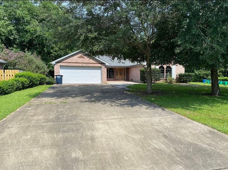 Foto principal - 704 Hidden Oaks Dr