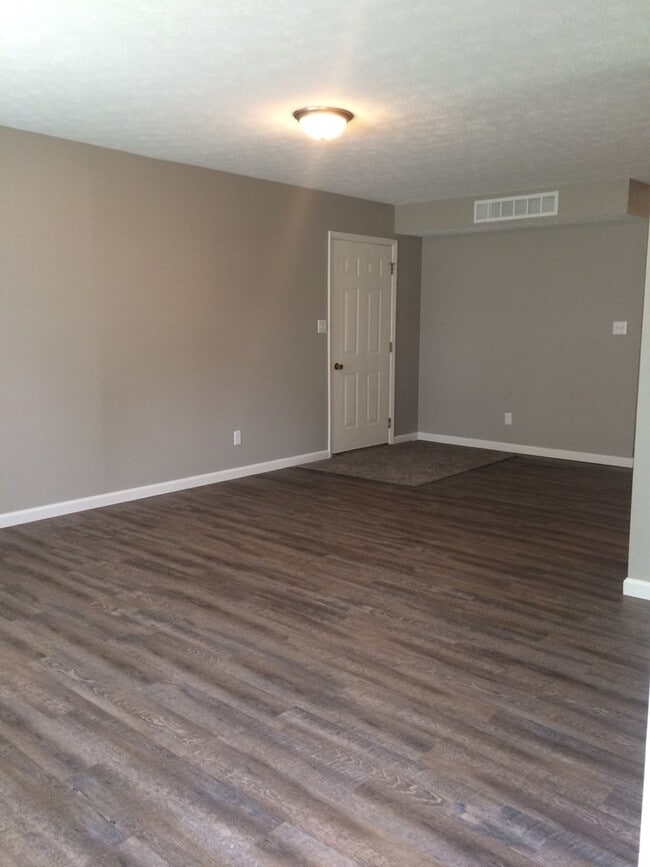 Building Photo - 3 bedroom, 1.5 bath town home located on B...