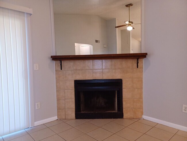 Building Photo - Cozy 2 Bedroom Home