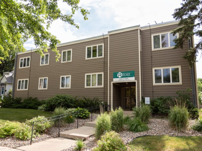 Building Photo - Parkway Apartments