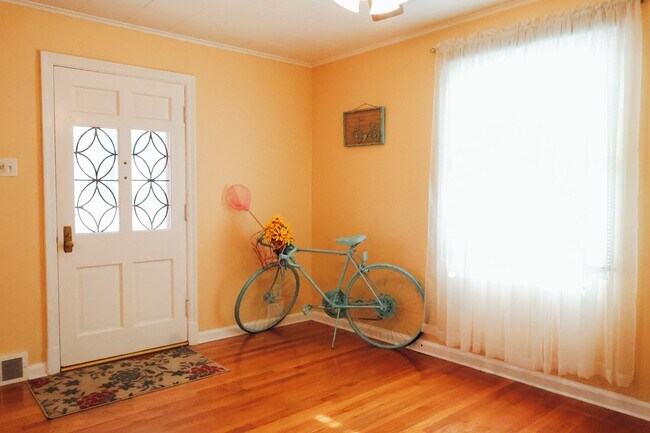 Building Photo - Brentwood Cottage for Lease