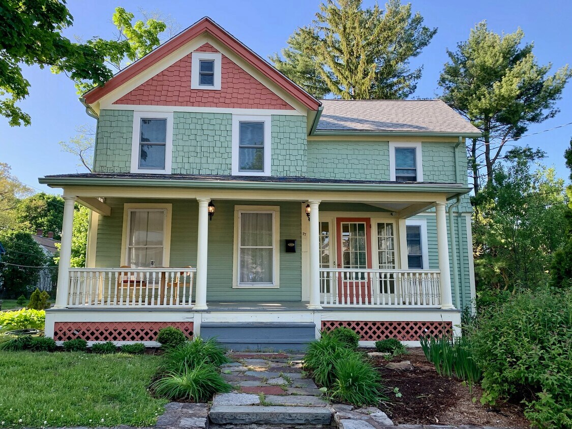 27 Locust St, Manchester, CT 06040 House for Rent in Manchester, CT