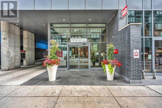Photo du bâtiment - 650 King St W