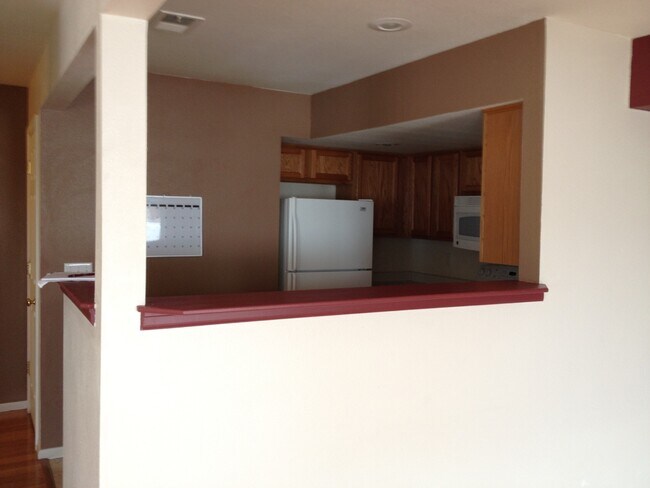Foto del edificio - 3 BEDROOM, 2.5 BATH TOWNHOUSE WITH 2 CAR ATTACHED GARAGE