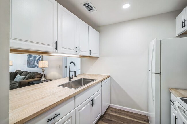Foto del edificio - Furnished 4/4 University Terrace