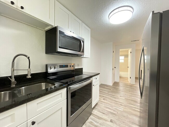 Building Photo - Beautifully Renovated 2/1 Duplex in Lake H...