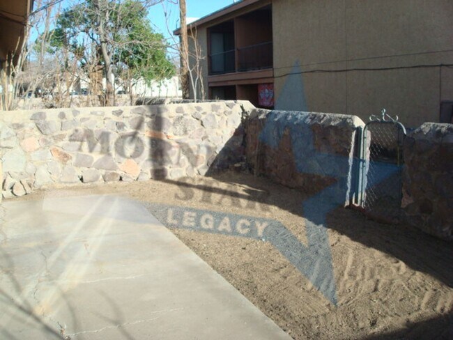 Building Photo - Cute Townhouse in Desirable Area- Close to everything!