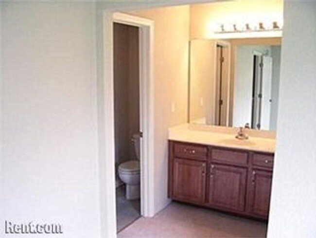 Building Photo - Completely Renovated 3 Bedroom 2 Bath Duplex