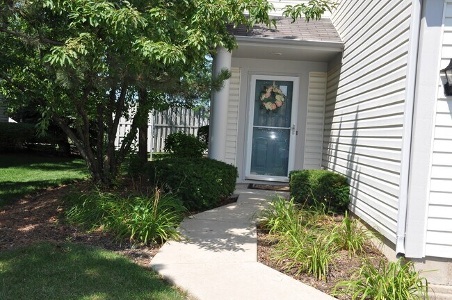 Foto del edificio - 713 Blossom Ct