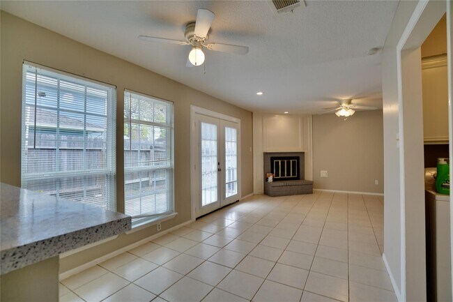 Foto del edificio - 10811 Sugar Hill Dr