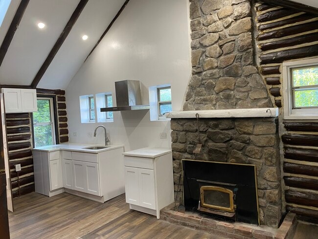 Building Photo - 13 Alturas Rd