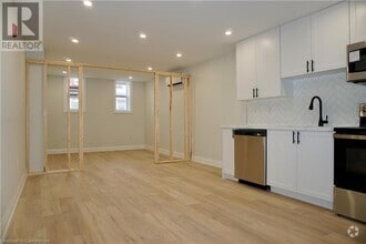 Building Photo - 588 Barton St E
