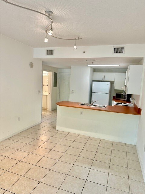 Building Photo - 3410 Coral Way