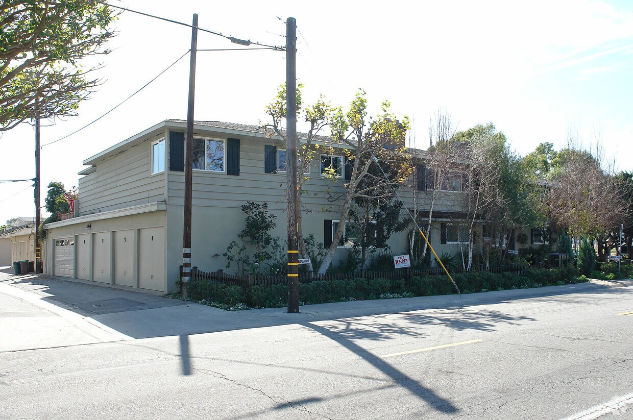 Primary Photo - 428-434 Irvine Ave