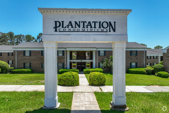 2203 W Pensacola St - Entrance View - Plantation Condominiums