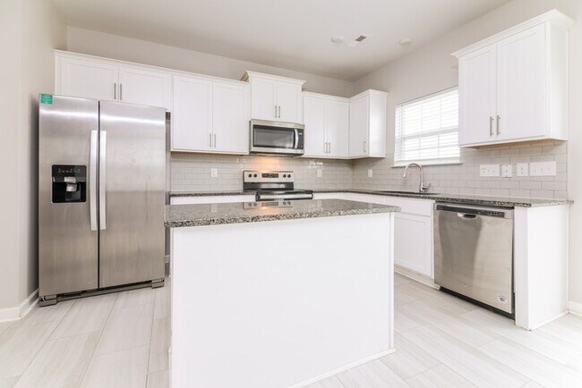 Foto del edificio - 695 River Dell Townes Ave.