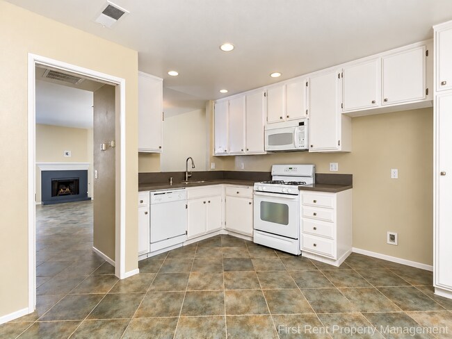 Building Photo - 865 Violet Ct