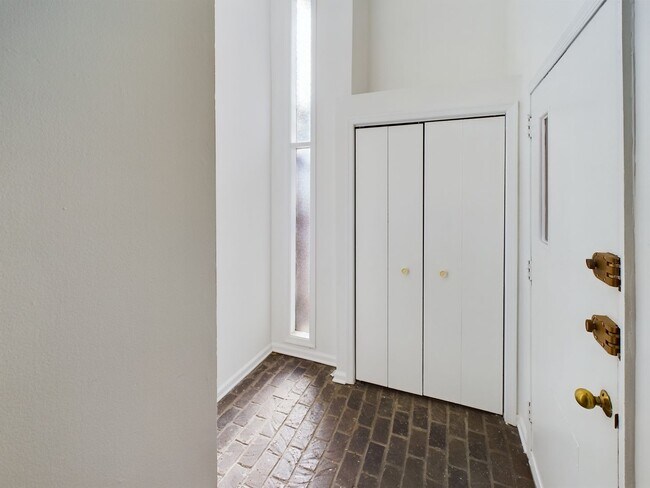 Building Photo - 4 Bedroom, 3.5 Bath Townhome + Parking In ...