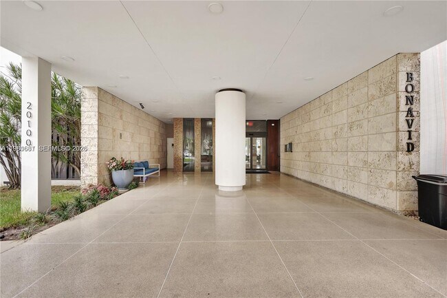 Foto del edificio - 20100 W Country Club Dr