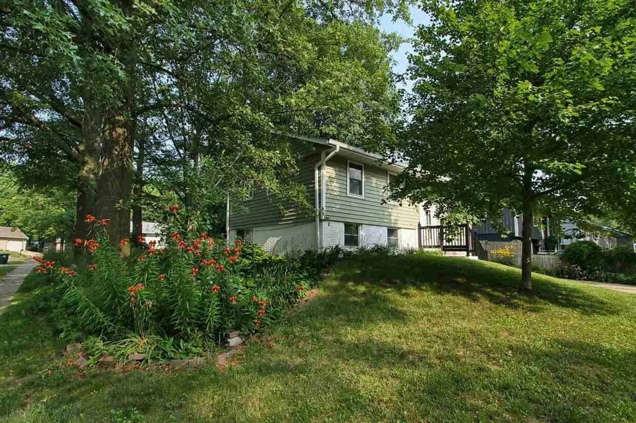 Foto principal - 3 BR, 2BA Home On Large Corner Lot - AVAIL...