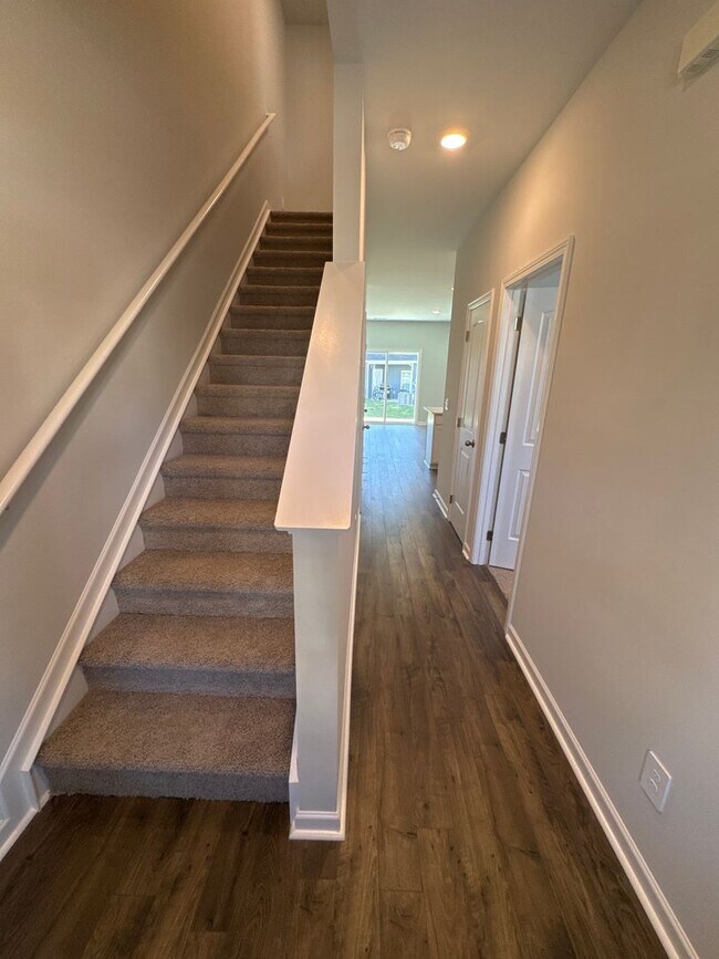 Building Photo - New Year, New Home! $500 Move-In Credit Available Through 1/15/26