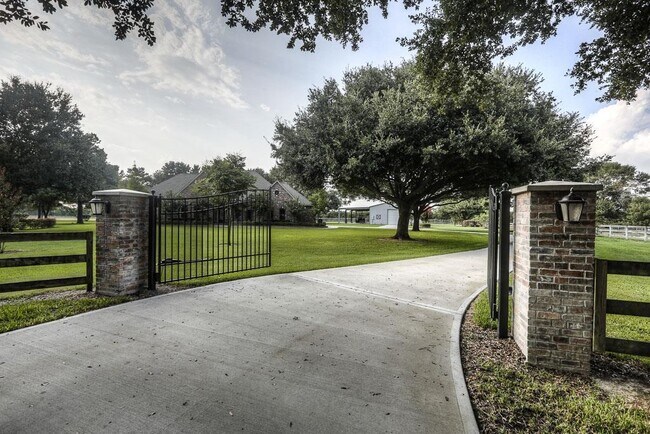 Building Photo - 18459 Cypress Rosehill Rd