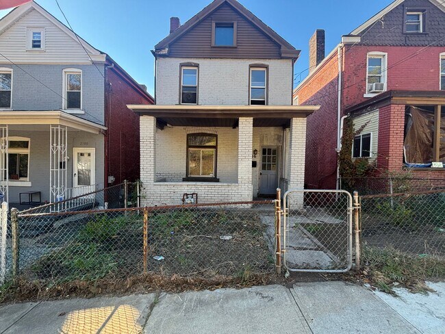 Foto del edificio - Updated flooring, finished basement, and great outdoor space in a walkable Swissvale location
