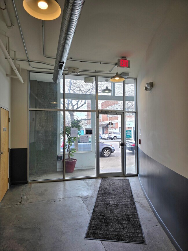 Foto del edificio - 1011 W Marshall St