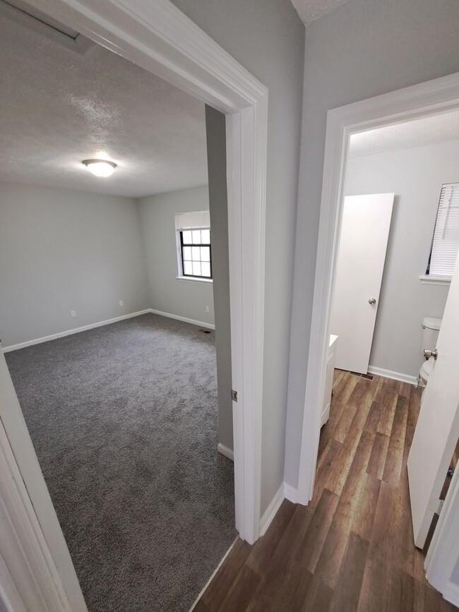 Building Photo - Beautiful & Spacious  2B ed/1.5 Bath in Au...