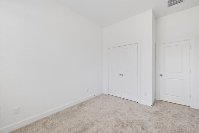 Building Photo - 211 Amaranth Wy