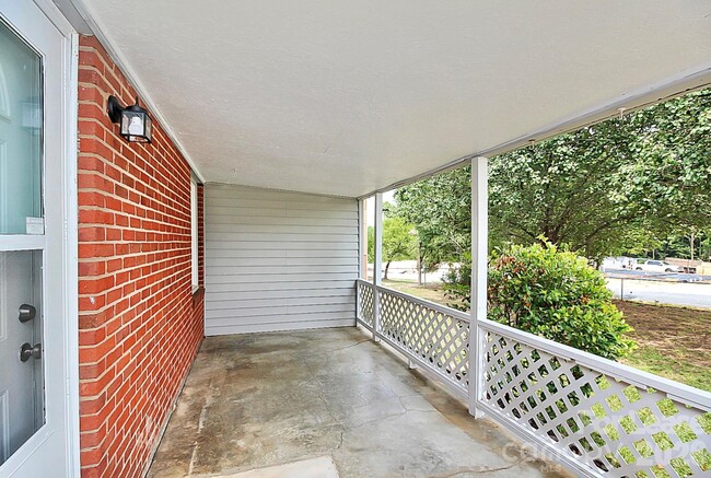 Foto del edificio - 1017 McLain Rd