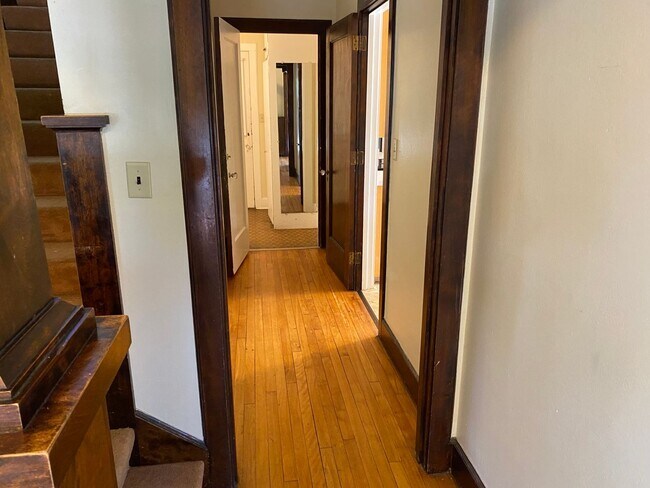 Foto del edificio - 4-Bedroom, 1.5-Bath Home Just A Few Blocks From Downtown