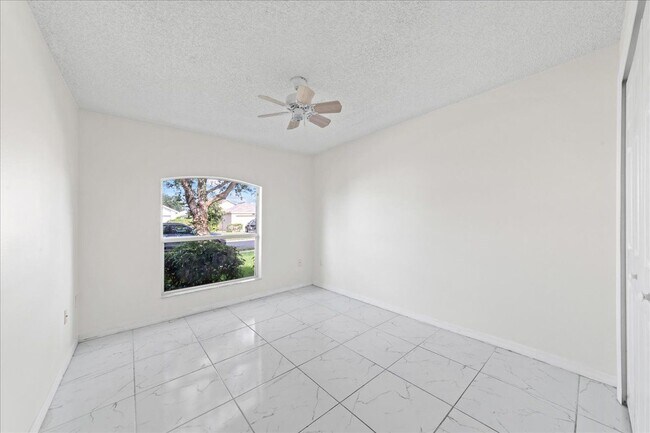 Building Photo - 2165 Redwood Cir