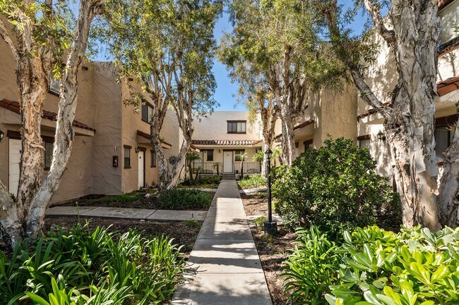 Foto del edificio - Fantastic 2 bedroom / 1.5 bath Townhome in gated community with AC, Patio, Pool, Laundry, EV Char...