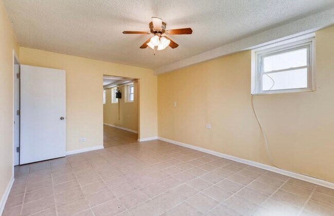 Foto del edificio - 5400 W Foster Ave