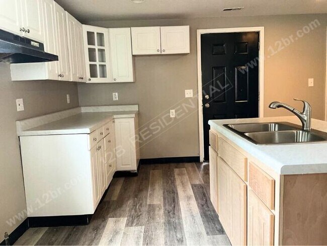 Building Photo - South Toledo 4-Bed Home: Master Suite & Na...