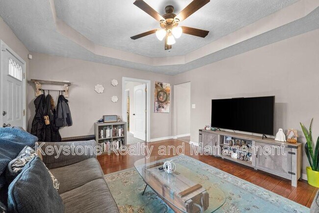 Foto del edificio - 223 Golden Pond Ave