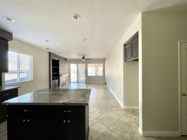 Foto del edificio - BEAUTIFULLY UPGRADED 3-BEDROOM / 2.5-BATH ...