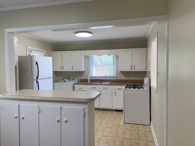 Building Photo - 2 BR Ranch with basement convenient to 29