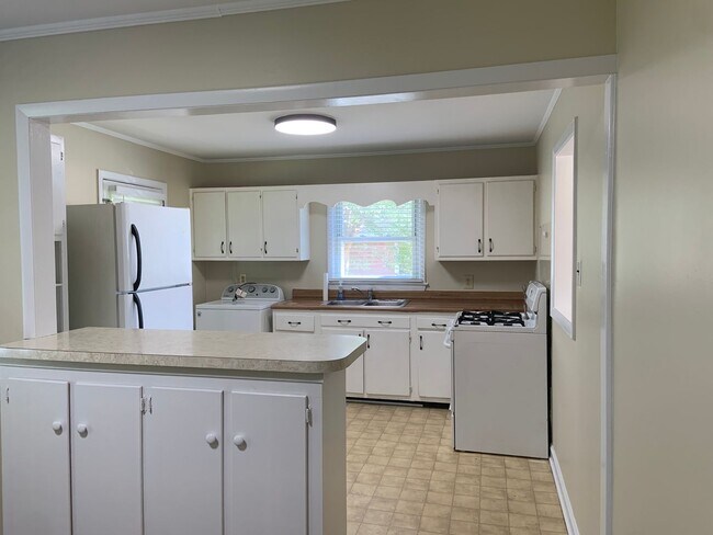 Foto del edificio - 2 BR Ranch with basement convenient to 29