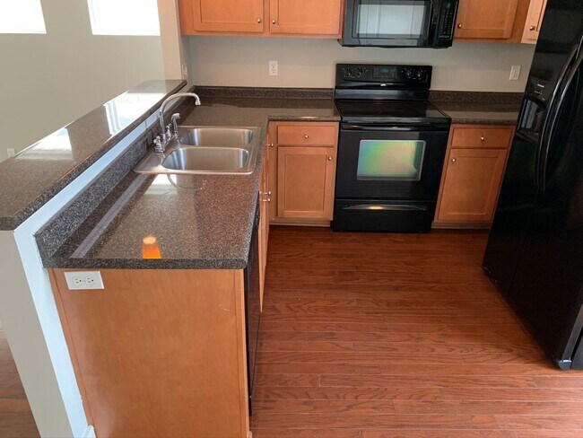 Foto del edificio - 2 Bedroom, 2.5 Bath 3 Story Condo with Bon...