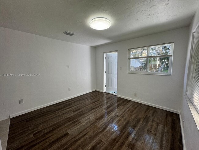 Building Photo - 1416 SW 27th St