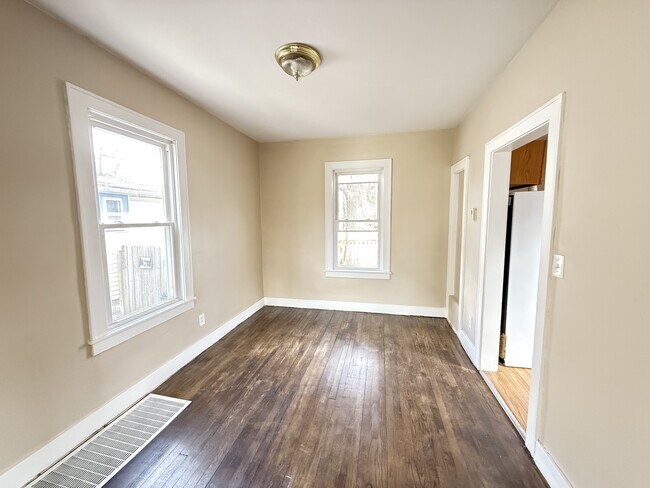 Building Photo - 1330 W Hillsdale St